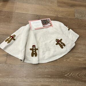 Cupcakes & Cashmere Cream Tree Skirt